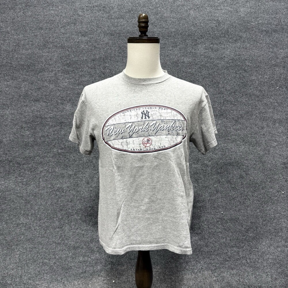 Vintage New York Yankees Tee Mens Medium Majestic MLB Gray Distressed Graphic